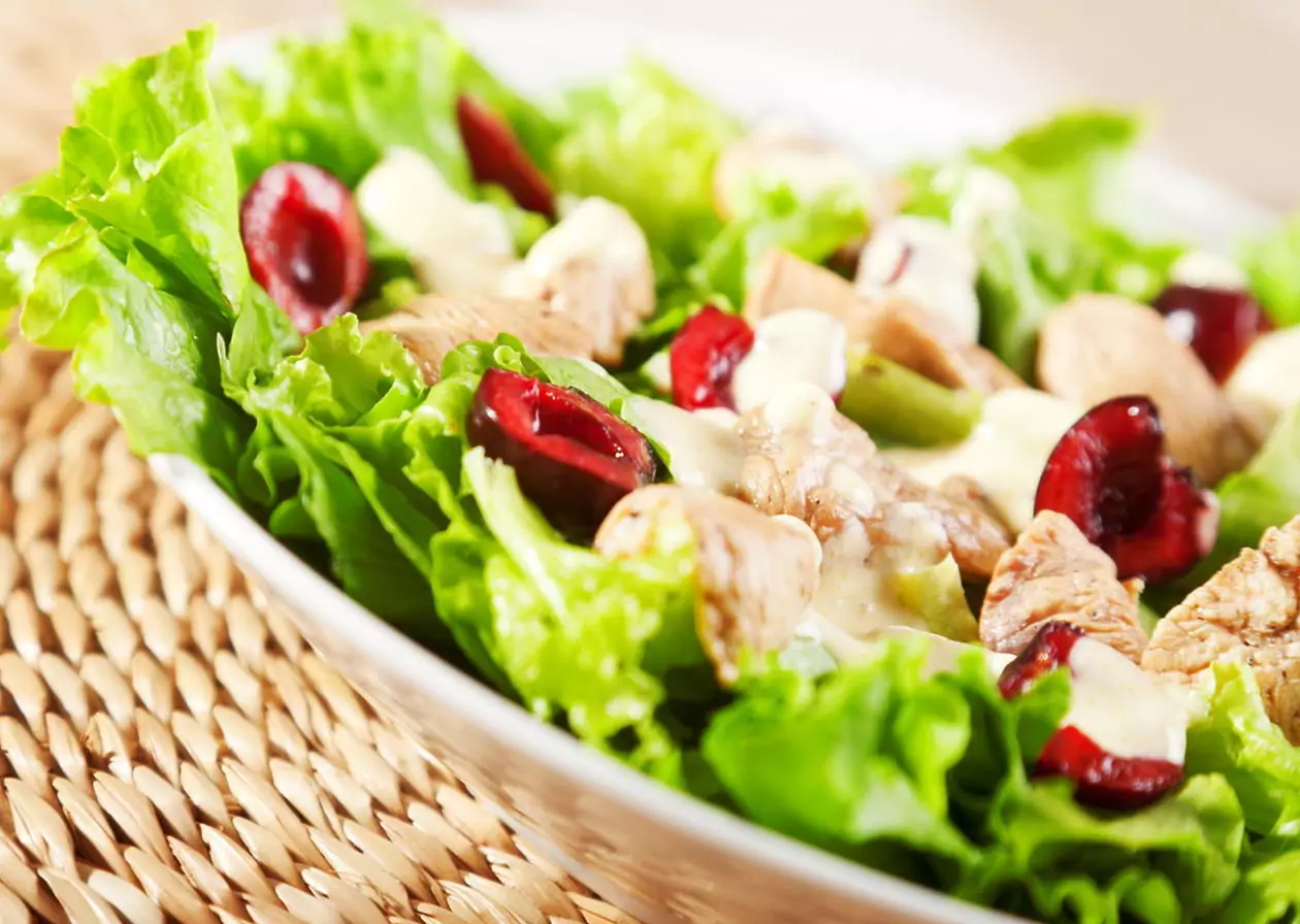 Салата с пиле и сирене фета и череши