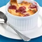 Хлебен пудинг с малини