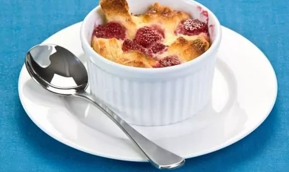 Хлебен пудинг с малини