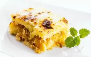 картофена мусака с кисело зеле