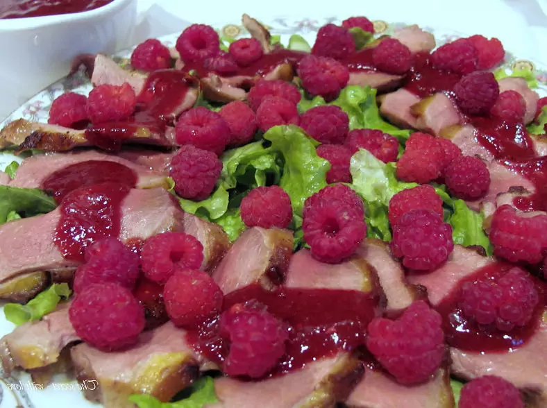 Патешко магре със сос от малини