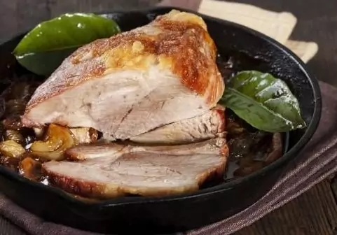 Печено свинско със зелеви листа