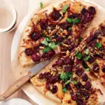 Сладка пица с ядки и стафиди