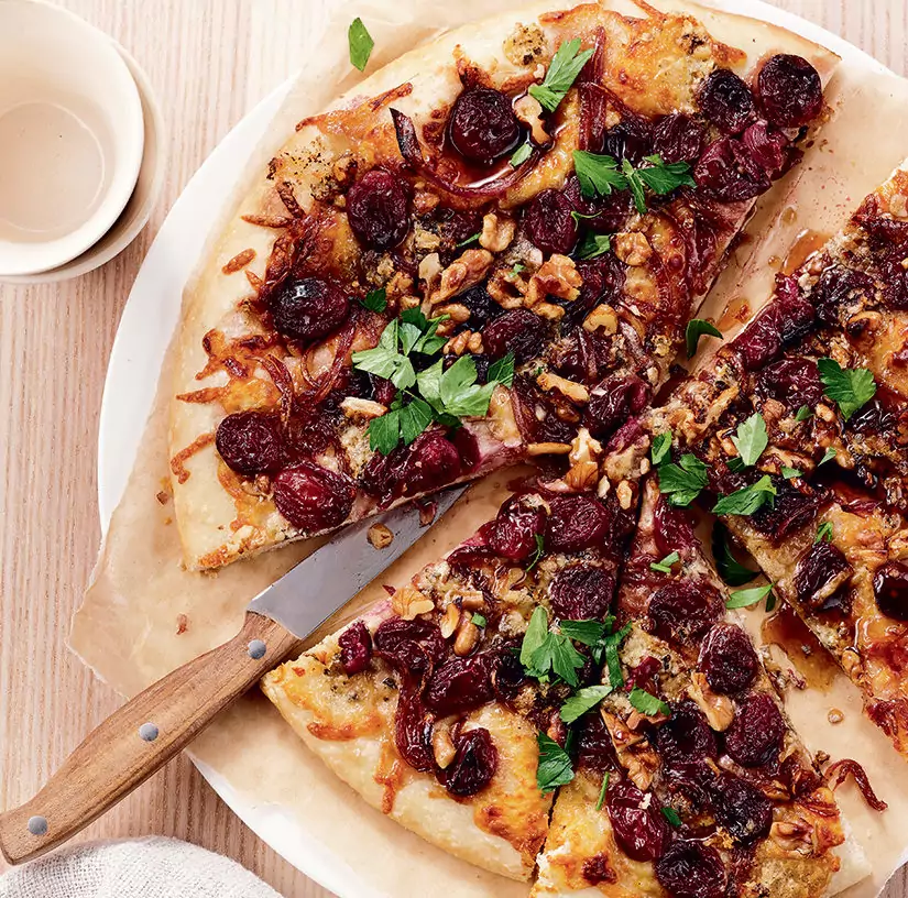 Сладка пица с ядки и стафиди