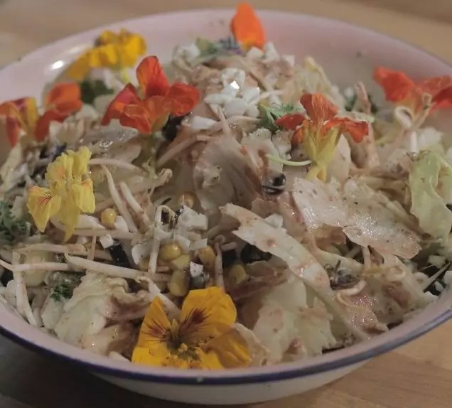 Салата с айсберг и малинов дресинг