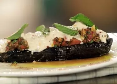 Салата с орехи и патладжан