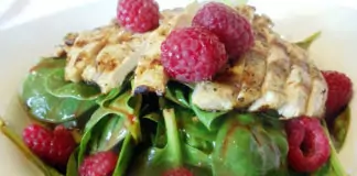Салата от пилешко с малини