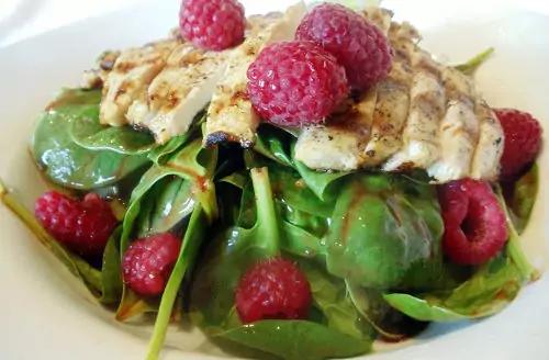 Салата от пилешко с малини