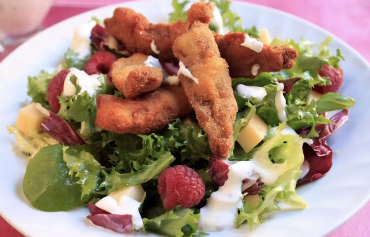 Салата с пуешко и малини