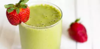Смути от спанак и ягоди