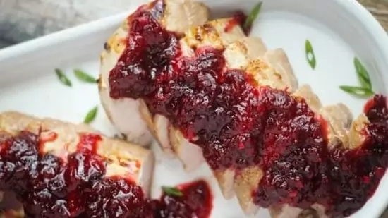 Свинско филе със сос от боровинки и малини