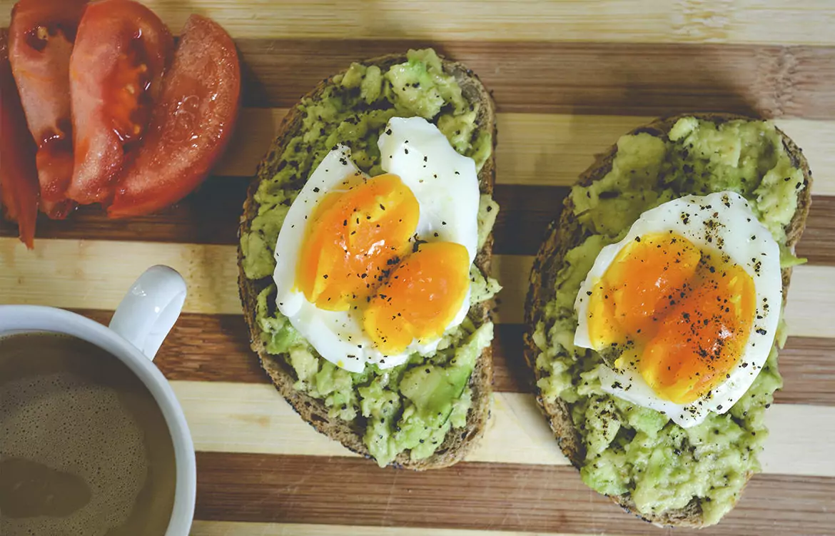тост с авокадо
