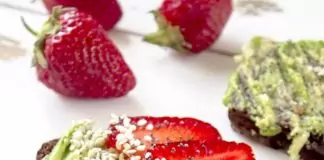 Тост с авокадо и ягоди