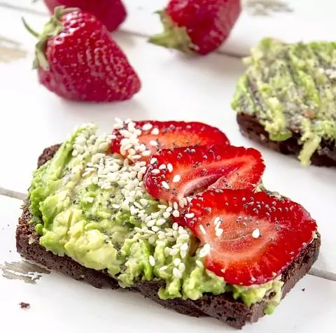 тост с авокадо и ягоди