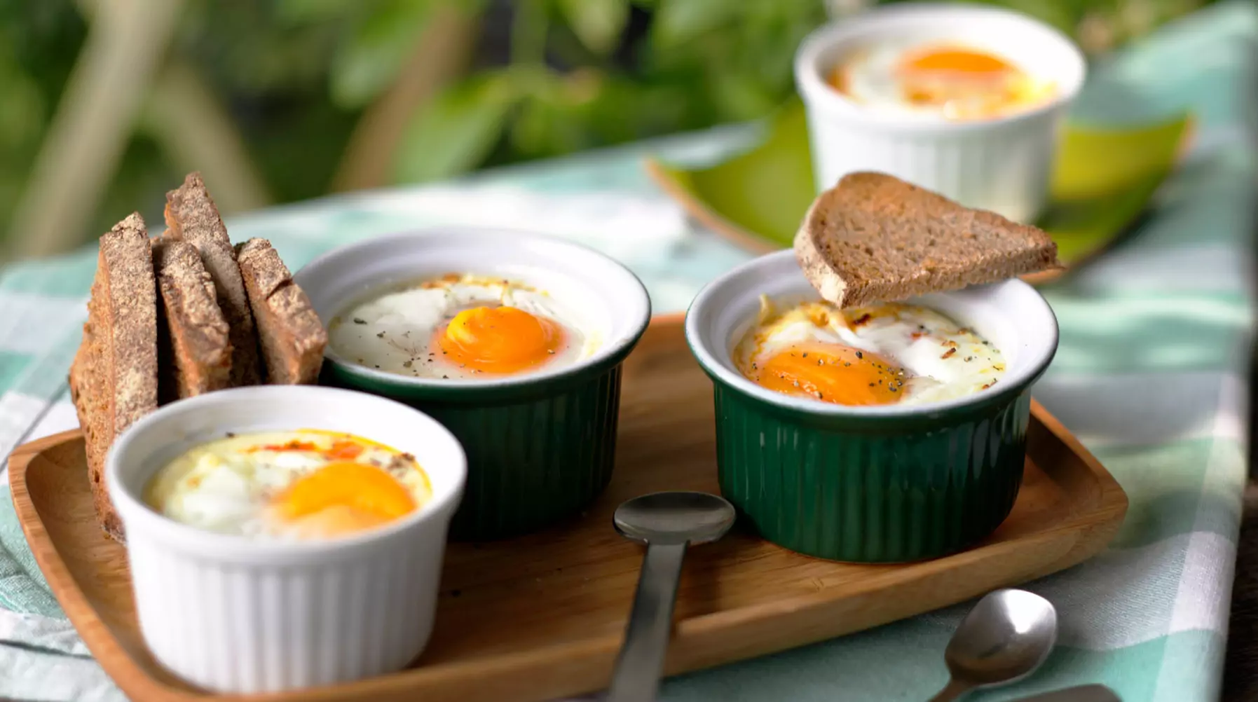 Запечени яйца със сирене във формички