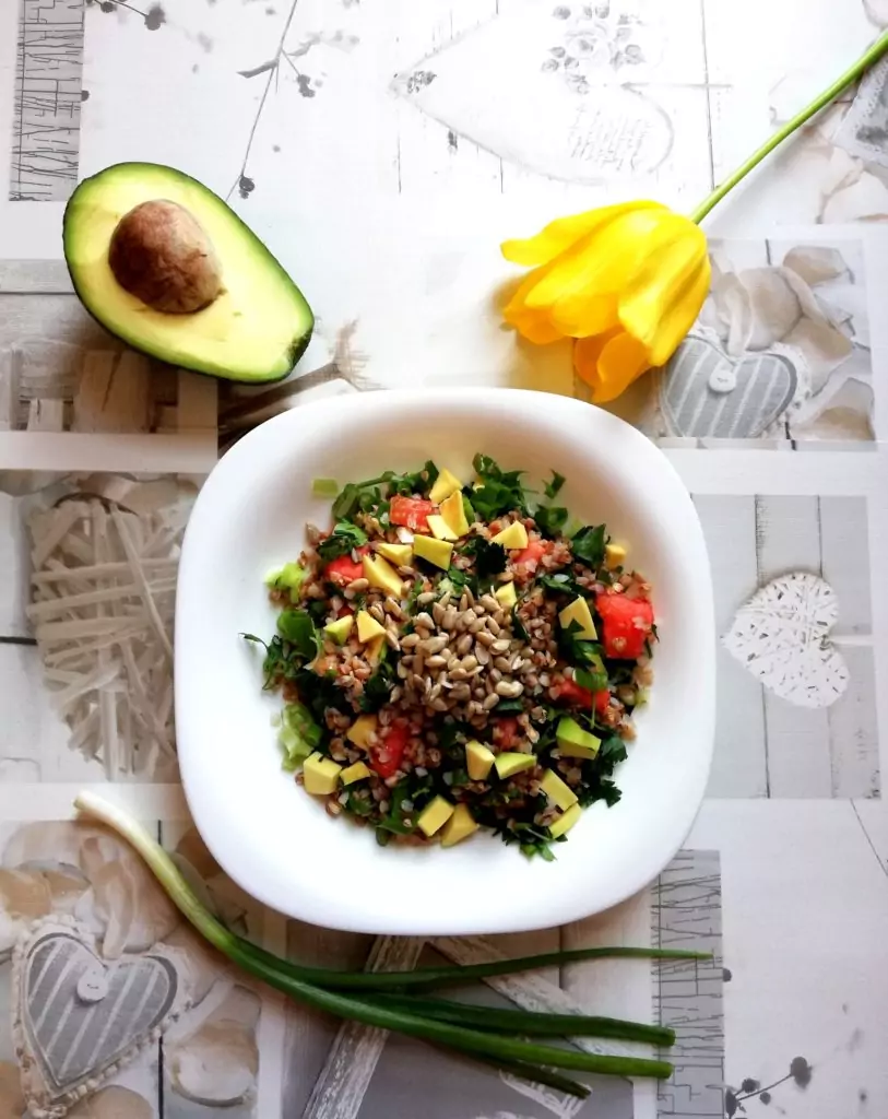 Салата с елда