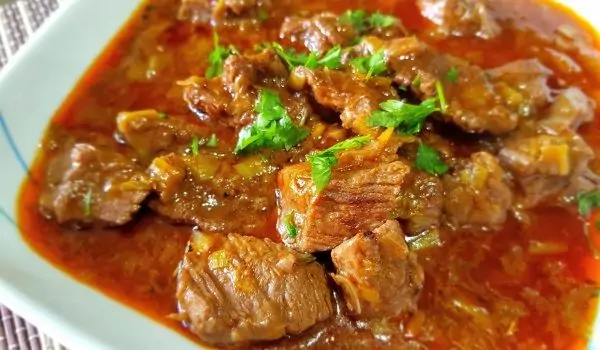 Яхния с праз и пиперки