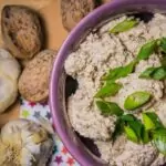 Орехови ядки с чесън