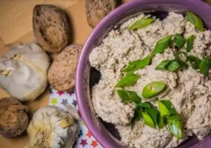 орехови ядки с чесън