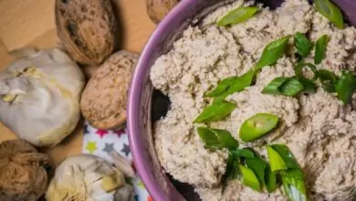 орехови ядки с чесън