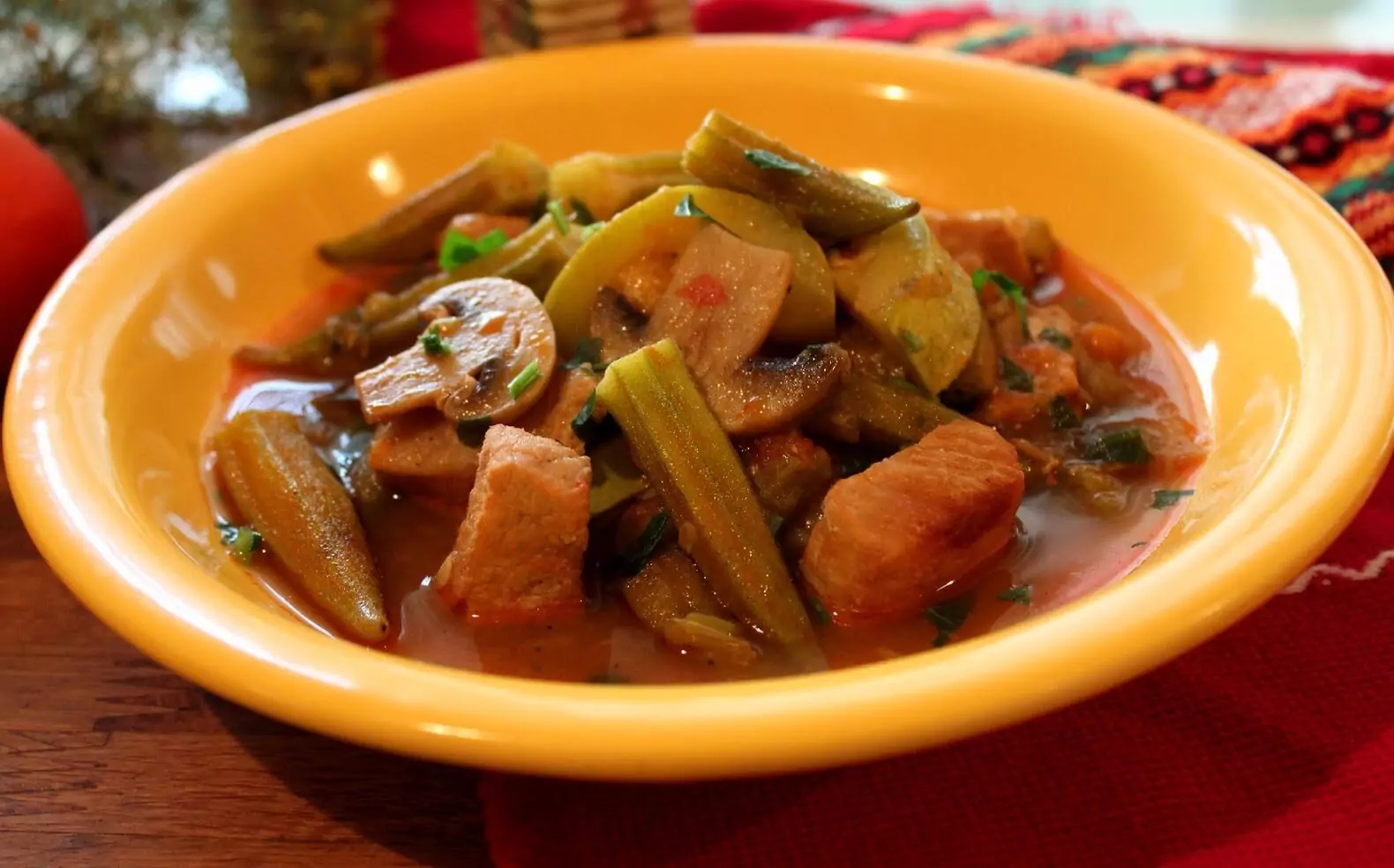 свинско с бамя