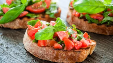 брускети с домати и босилек
