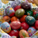 Боядисване на великденски яйца – традиции, идеи и любопитни факти