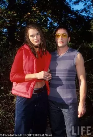 Брук Шийлдс и Робърт Дуейн Джъниър, 1998 Брук Шийлдс и Робърт Дуейн Джъниър, 1998