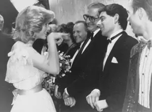 Принцеса Даяна и Роан Аткинсон на кралското вариететно шоу, 1984 Принцеса Даяна и Роан Аткинсон на кралското вариететно шоу, 1984