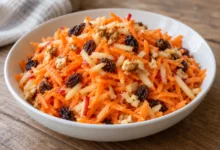 Салата от моркови и ябълка с лимон и мед
